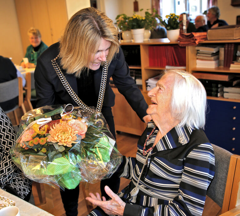 100-årig fulgte borgmesteren til dørs