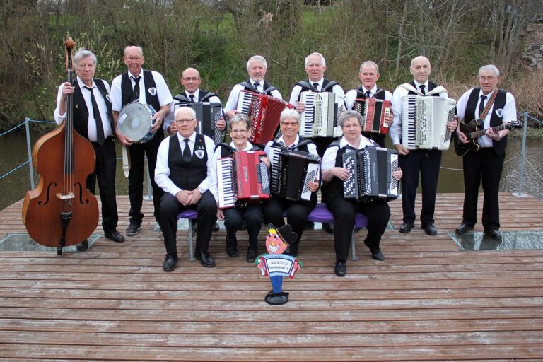 Agersted Harmonikaklub øver ved åen