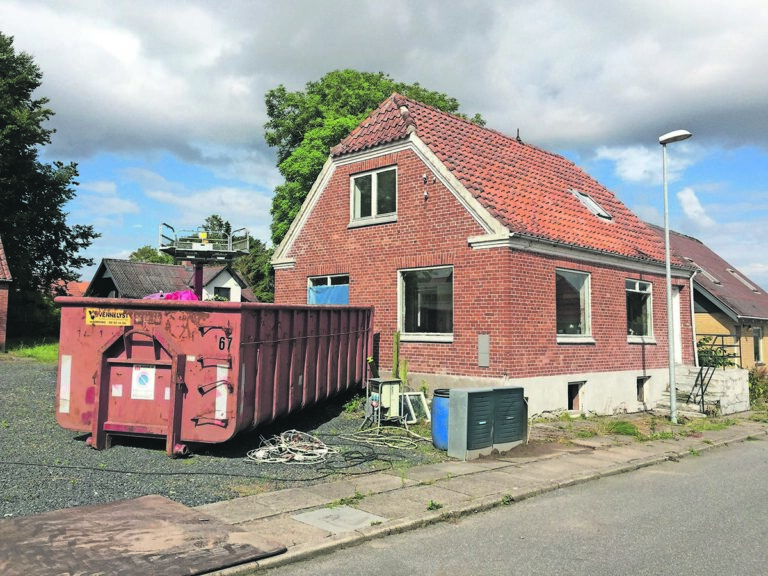 Nedrivning i gang