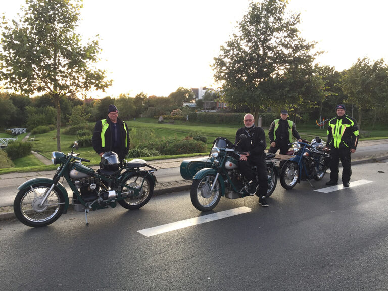 Flotte motorcykler foran flot anlæg