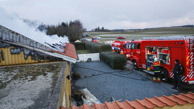 Garage og bil udbrændt