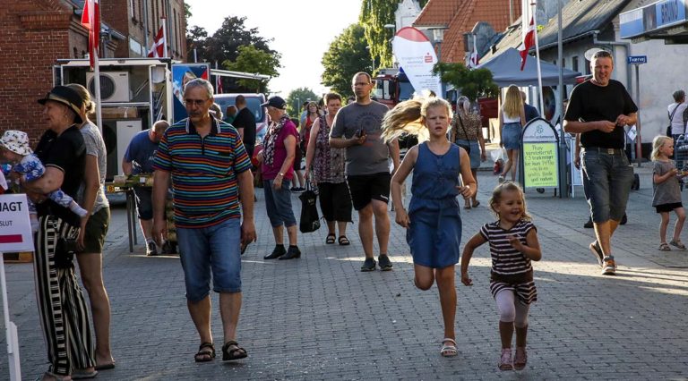 Sydlandsk stemning og masser af mennesker til open by night i Dybvad