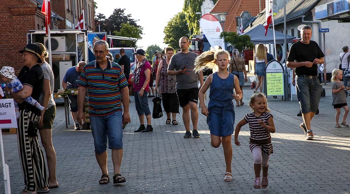 Sydlandsk stemning og masser af mennesker til open by night i Dybvad Sydlandsk stemning og masser af mennesker til open by night i Dybvad