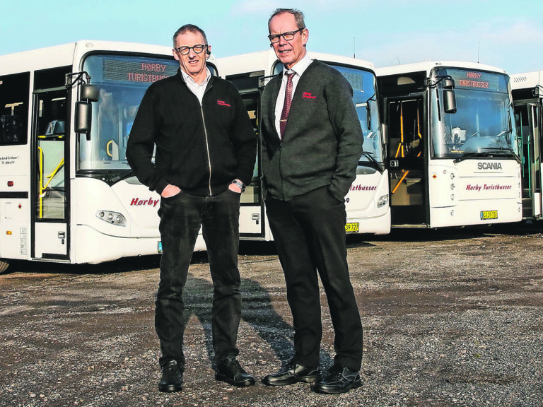 Hjulene på bussen kører rundt…