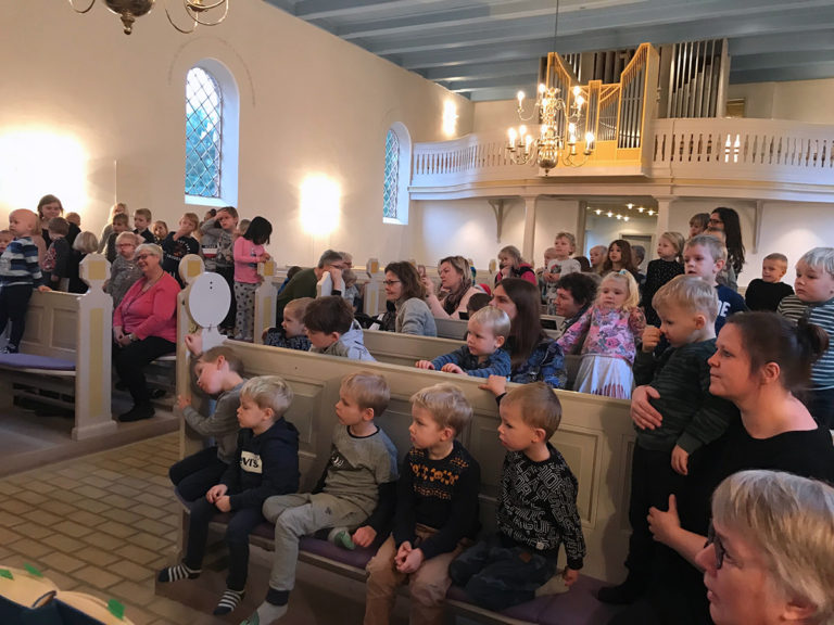 Børnehavebørn til julefortælling i Østervrå Kirke