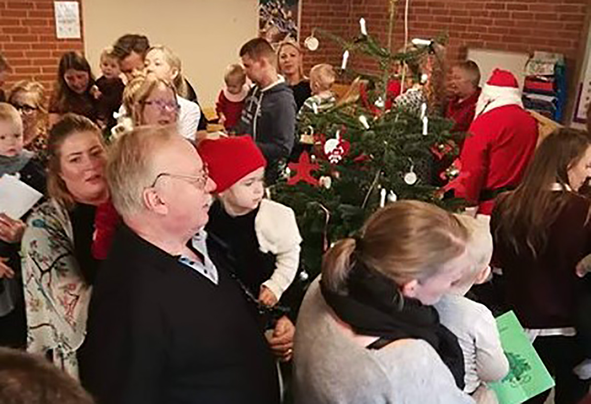 Trængsel til julefest i spejderhytten Trængsel til julefest i spejderhytten