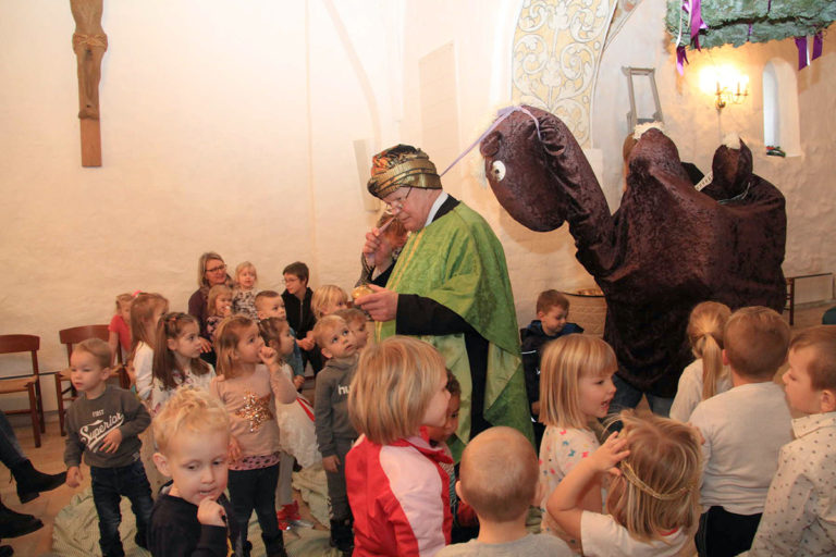 Julegudstjeneste med luciaoptog i Skæve Kirke