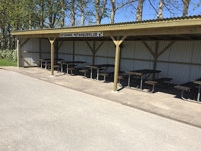 Petanquespillerne kom i læ Petanquespillerne kom i læ