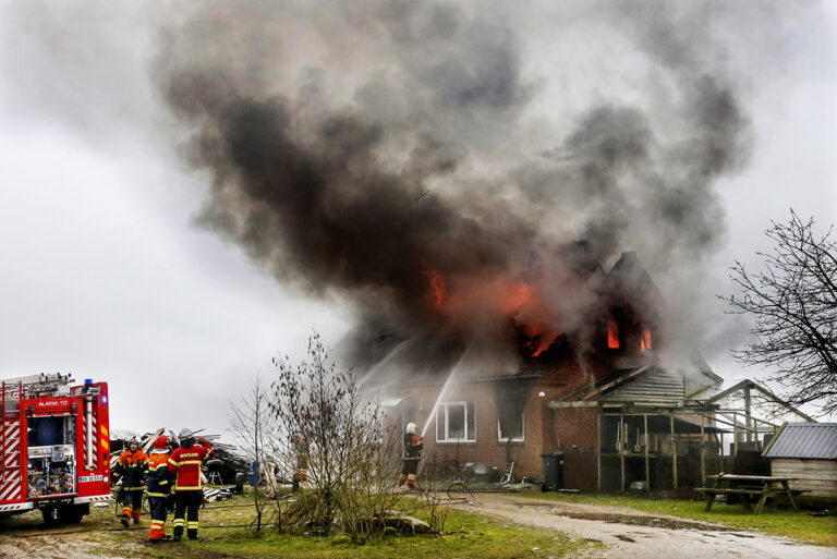 Kraftig brand i stuehus