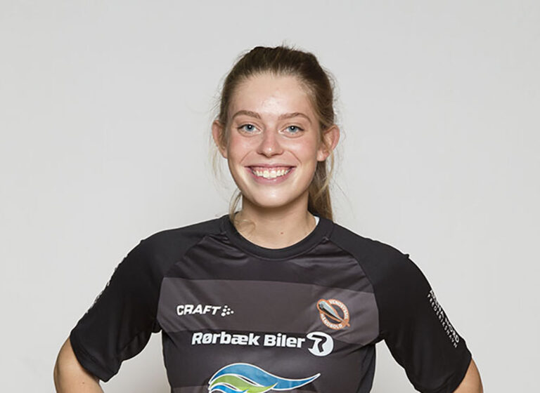 Ung lokal spiller  skriver kontrakt