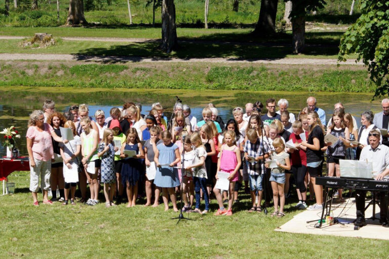 Friluftsgudstjeneste ved Voergård Slot 2. pinsedag