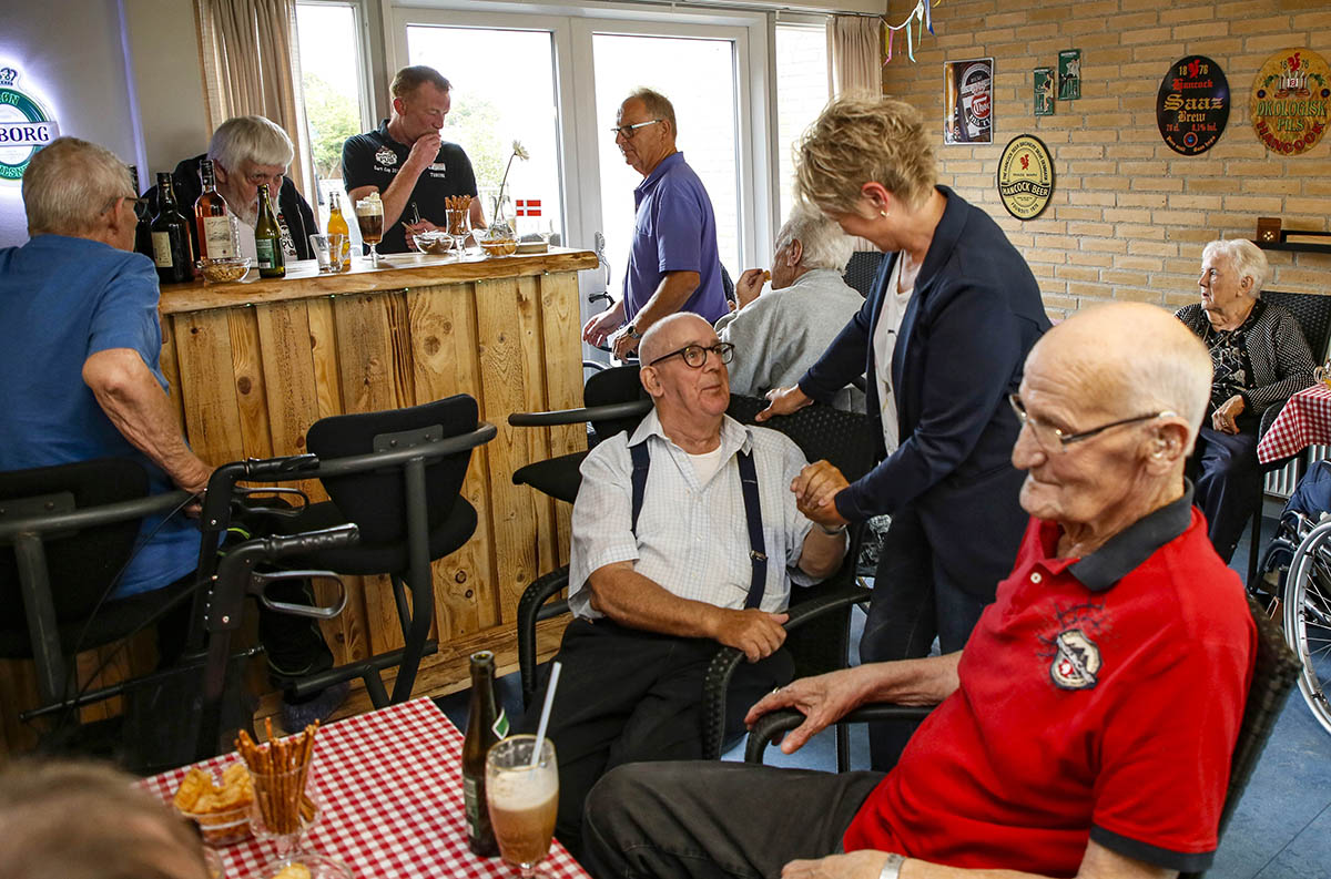 Caféen holder åbent hver fredag Caféen holder åbent hver fredag