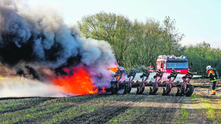 Kraftig brand i traktor