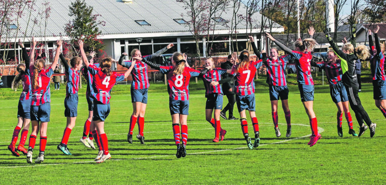 Fodboldpigerne er videre