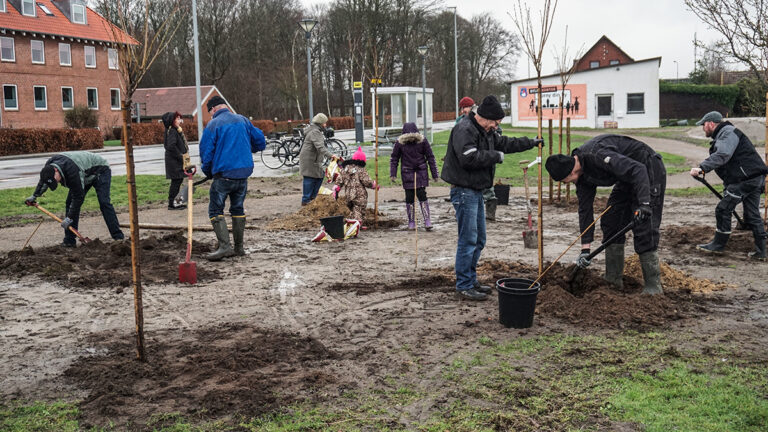 Der blev plantet træer i Dybvad Bypark