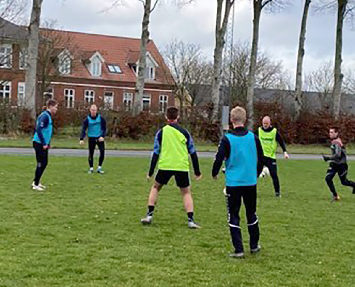 Fodboldspillere på græs Fodboldspillere på græs