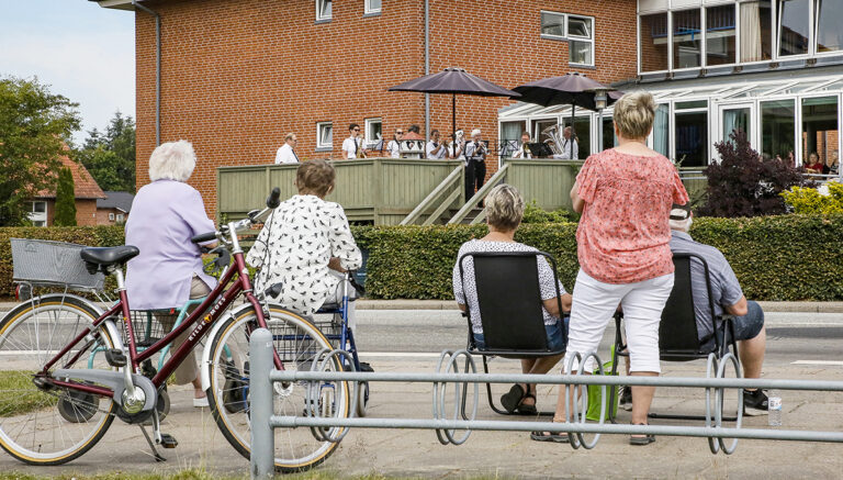 Sæby Musikkorps gav på terassen foran Dybvad Ældrecenter