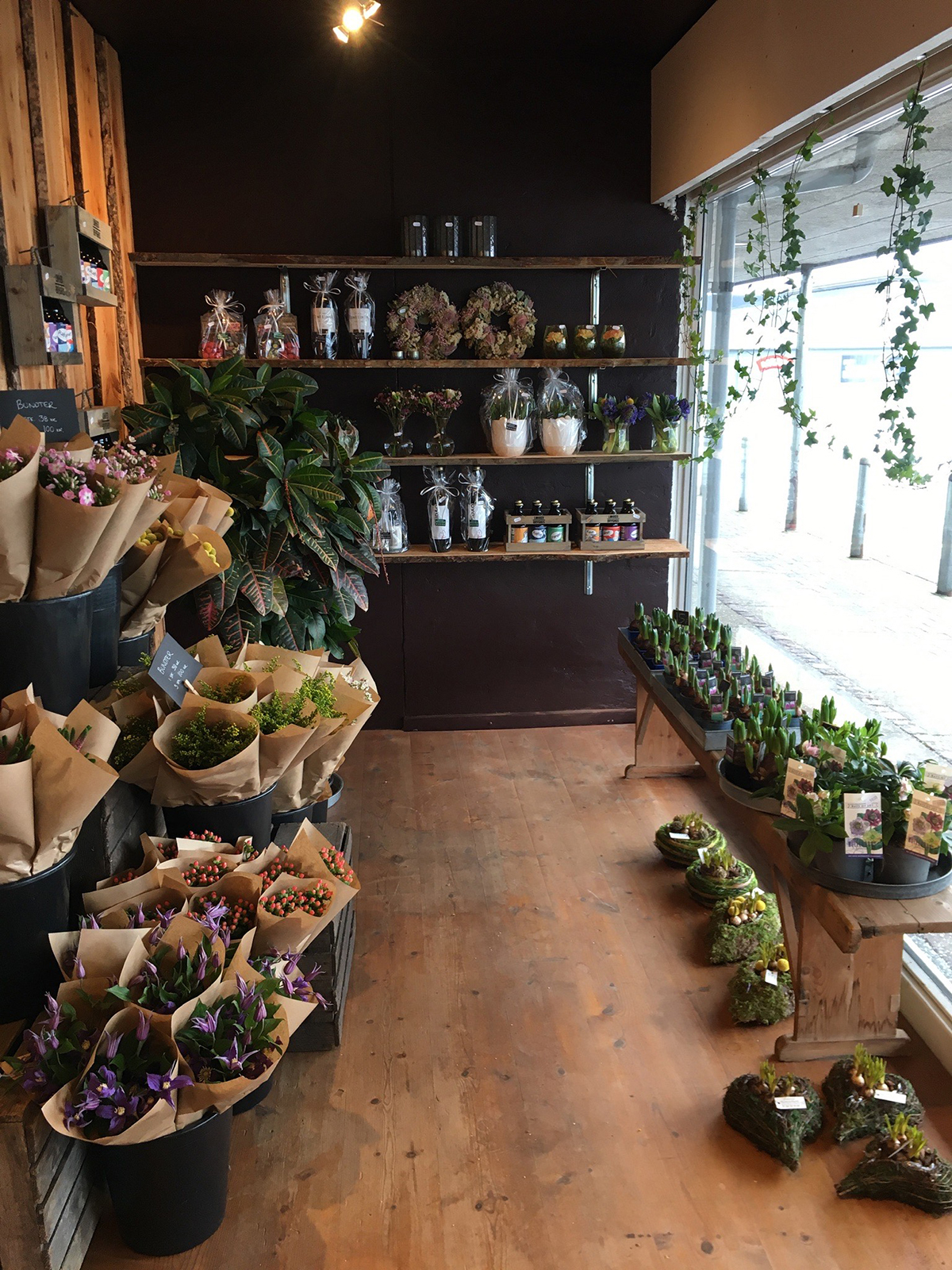 Østervrå Blomsterbutik udvider med selvbetjening Østervrå Blomsterbutik udvider med selvbetjening