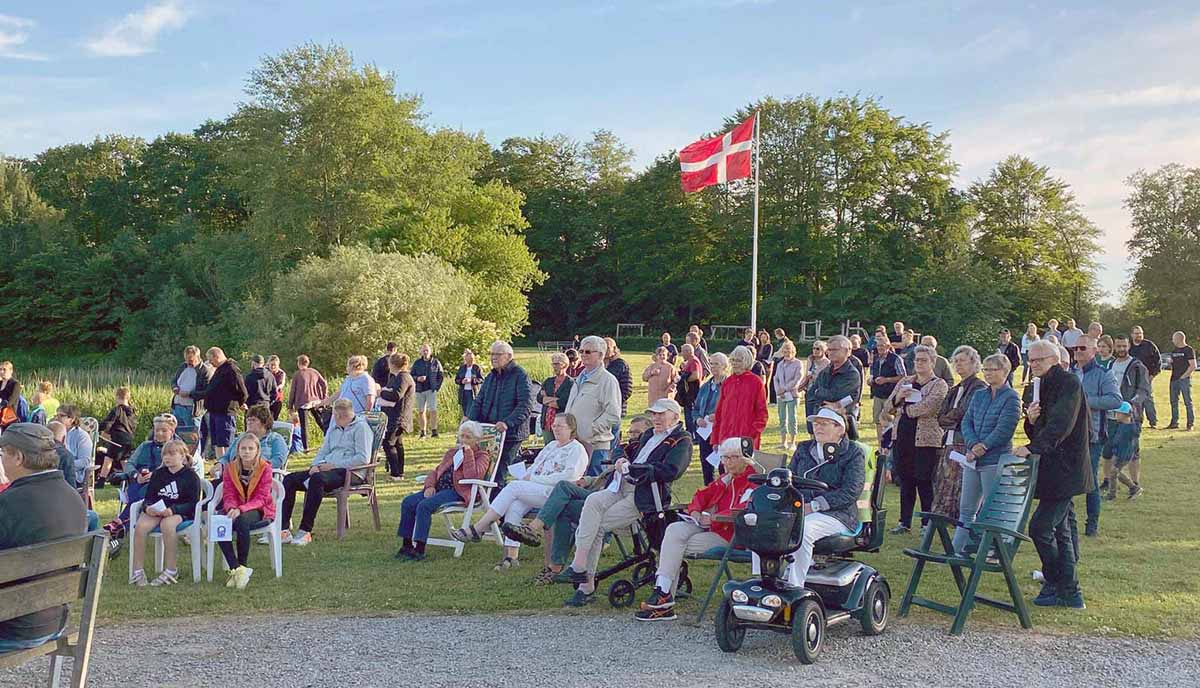 Velbesøgt Sankt Hansfest i Søparken i Dybvad Velbesøgt Sankt Hansfest i Søparken i Dybvad