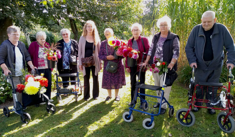 Med favnen fuld af blomster