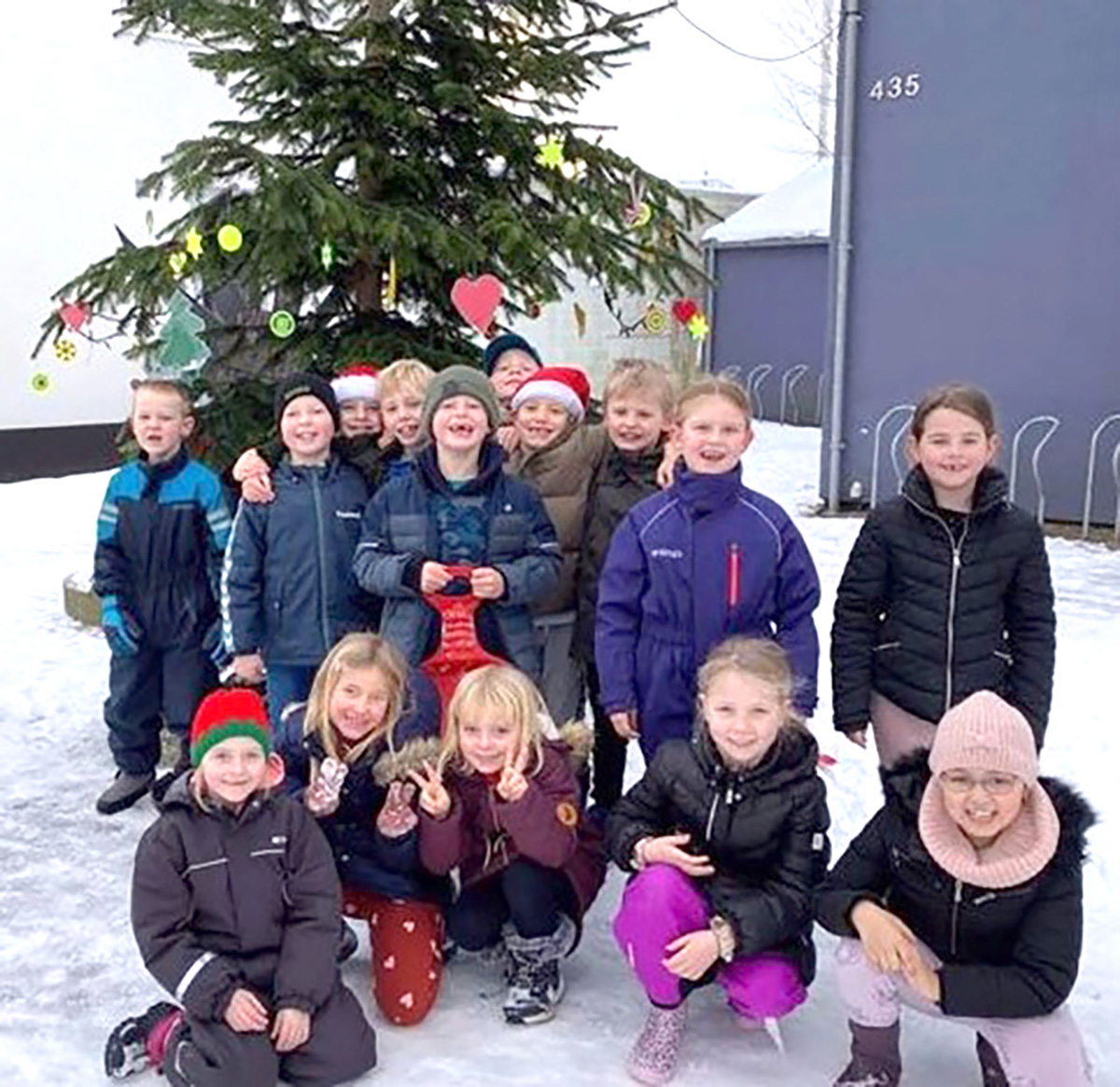 Venskabsklasser pyntede juletræet Venskabsklasser pyntede juletræet