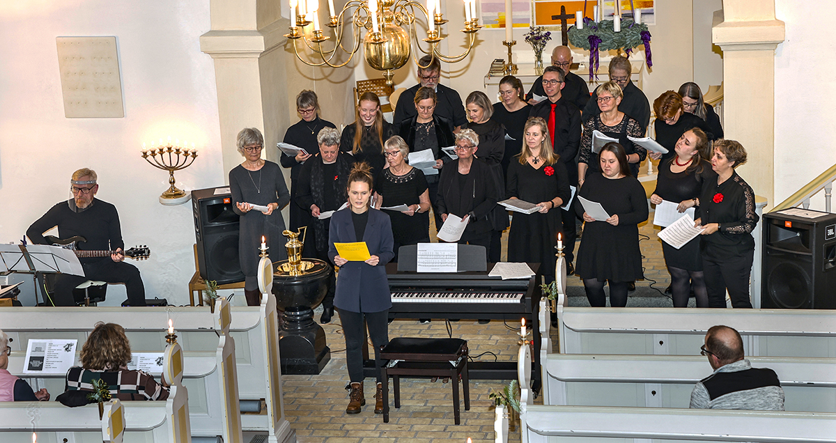 Julekoncert med stor energi og sangglæde Julekoncert med stor energi og sangglæde