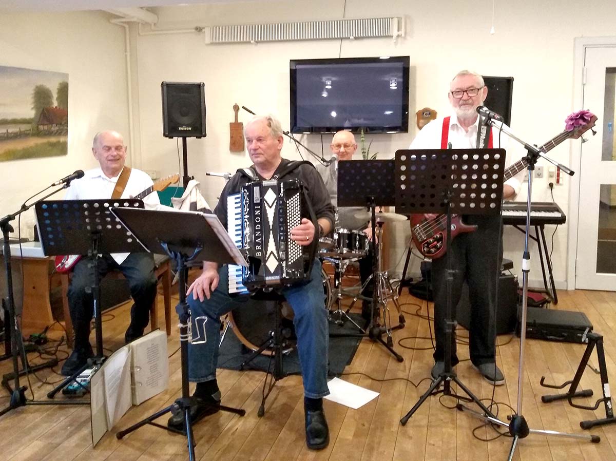 Beboere og brugere nyder musik og sang i Aktivitetscentret Beboere og brugere nyder musik og sang i Aktivitetscentret