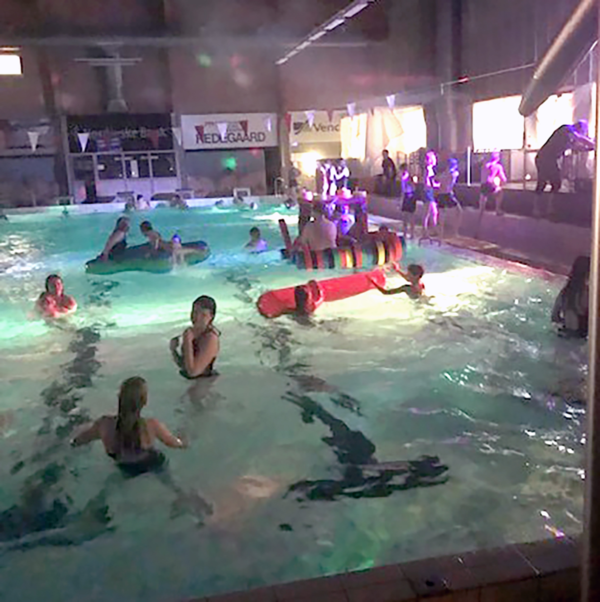 150 børn og unge havde en fest i Østervrå Svømmehal 150 børn og unge havde en fest i Østervrå Svømmehal