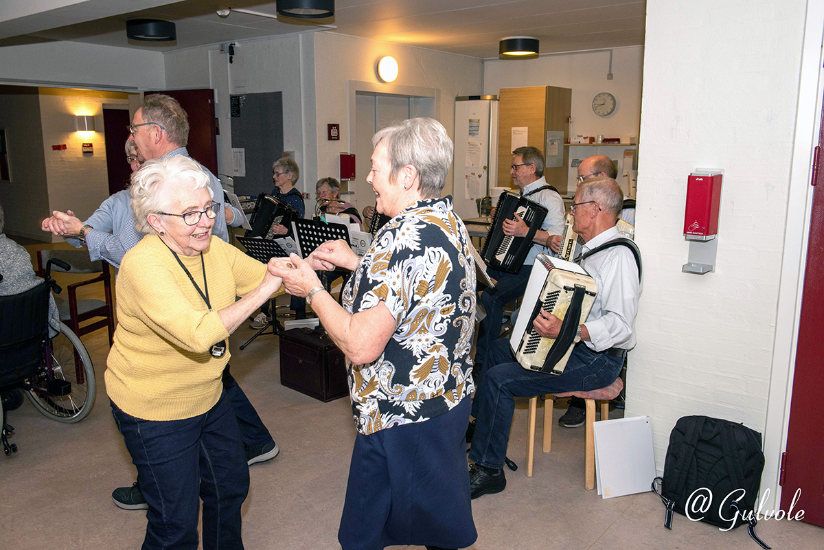 Smil, sang og dans på Østervrå Ældrecenter Smil, sang og dans på Østervrå Ældrecenter