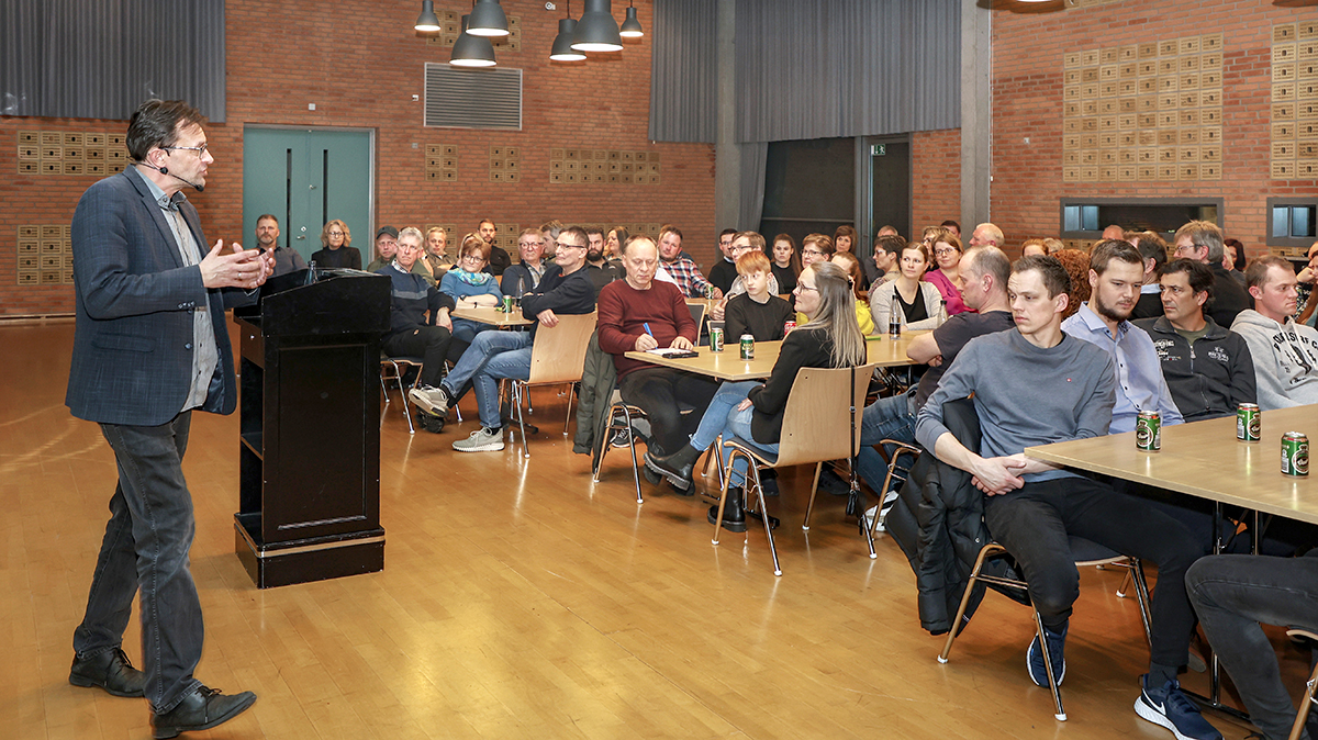 Der blev lyttet, grinet og debatteret i Østervrå Kulturhus Der blev lyttet, grinet og debatteret i Østervrå Kulturhus