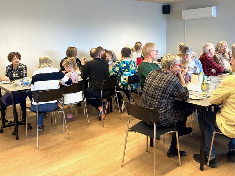 Bedste- og oldeforældre på besøg i legestuen