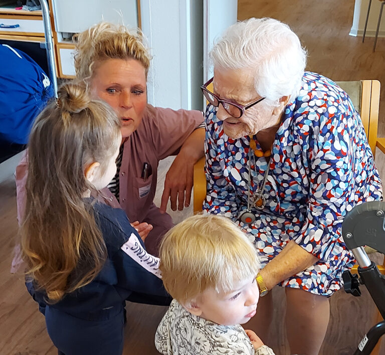 Dagplejedagen blev fejret med et besøg på Dybvad Ældrecenter