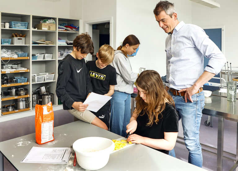 Nu er det Mads der svinger taktstokken på Torslev Skole
