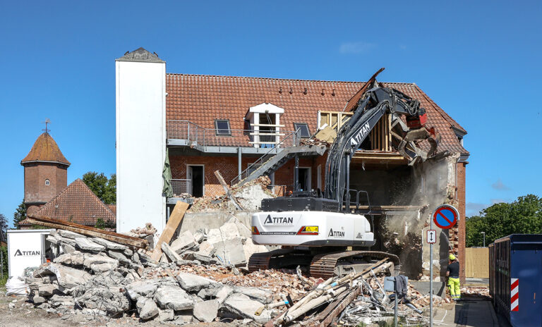 Nedrivning af den gamle brugs er i gang