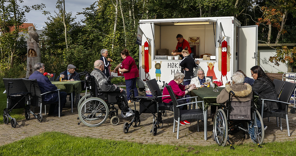 Pølsevogn på besøg på Dybvad Ældrecenter Pølsevogn på besøg på Dybvad Ældrecenter