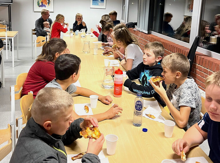 Lysende fjerbolde og pizzahygge i efterårsferien