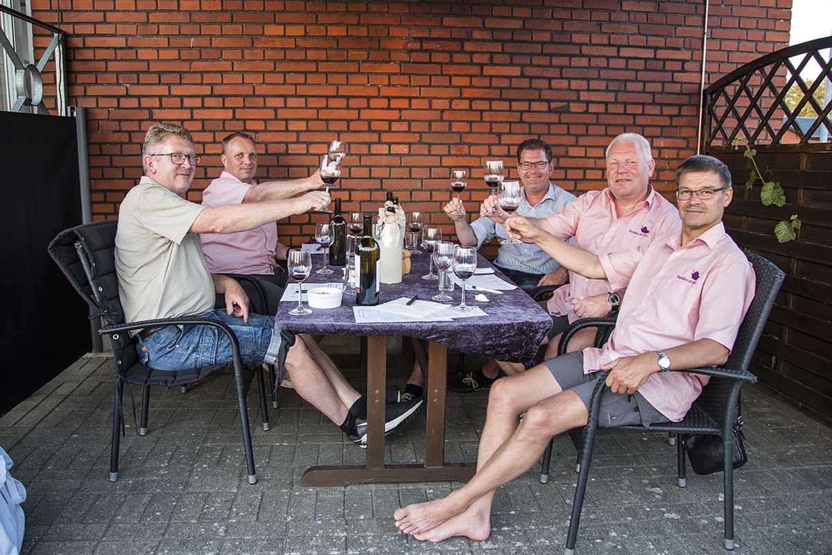 Vinsmagning med den lokale vinklub ”Karaflen af 9750” Vinsmagning med den lokale vinklub ”Karaflen af 9750”