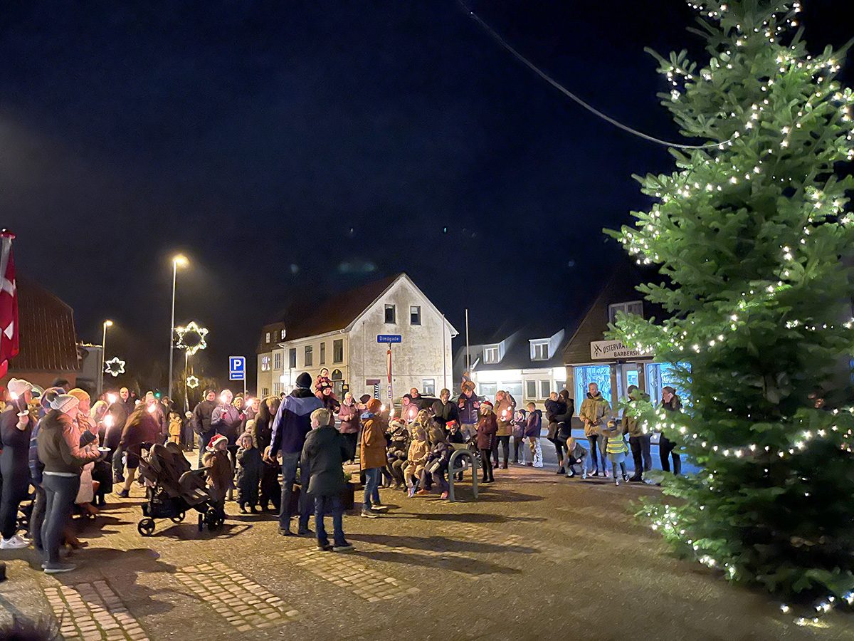 <strong>Juleoptog bragte julestemningen rundt i Østervrå</strong> <strong>Juleoptog bragte julestemningen rundt i Østervrå</strong>