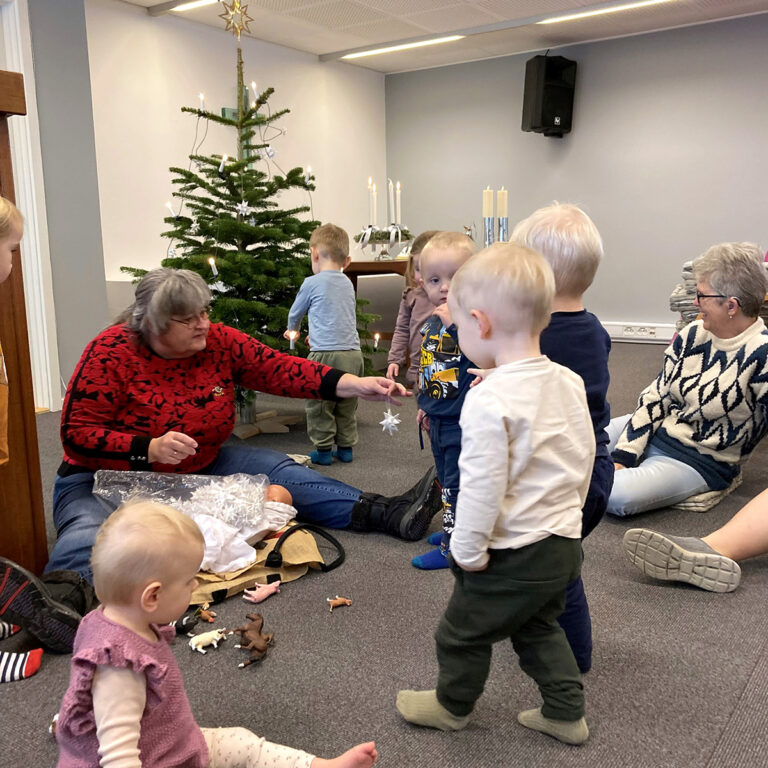 Juletræspyntning og hygge i Østervrå Frikirke