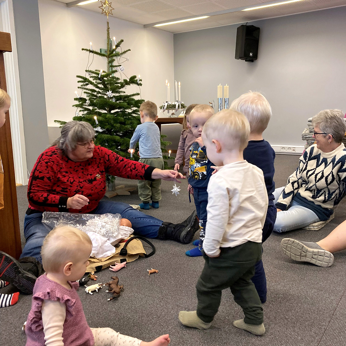 <strong>Juletræspyntning og hygge i Østervrå Frikirke</strong> <strong>Juletræspyntning og hygge i Østervrå Frikirke</strong>