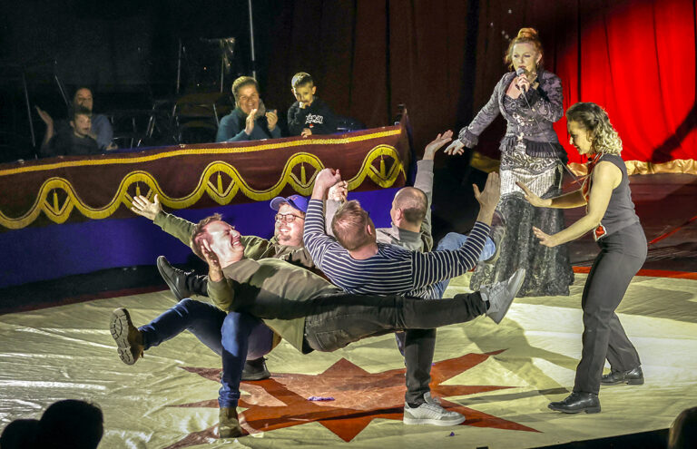 Vintercirkus med vild akrobatik og søde dyr