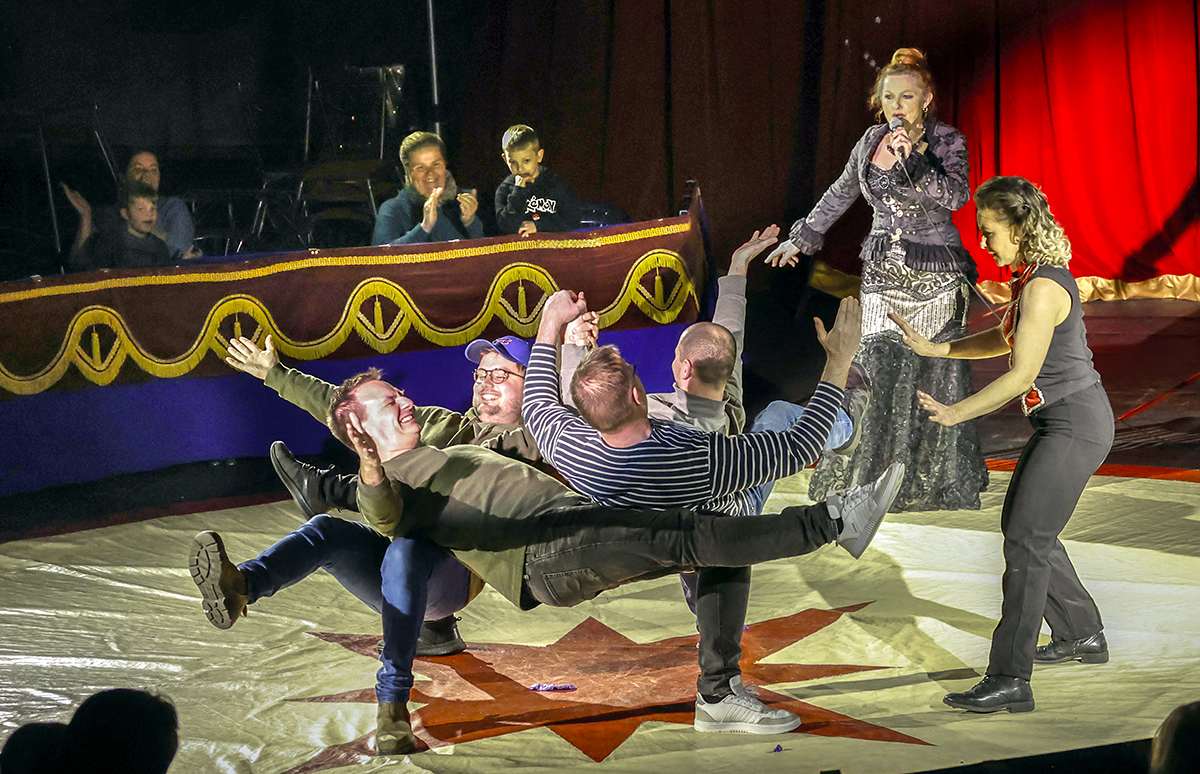 Vintercirkus med vild akrobatik og søde dyr Vintercirkus med vild akrobatik og søde dyr
