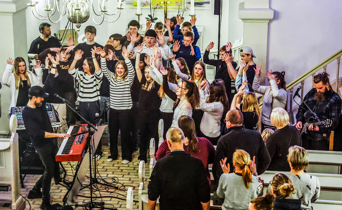 Konfirmander gav den gas til gospelfest i Østervrå Kirke Konfirmander gav den gas til gospelfest i Østervrå Kirke