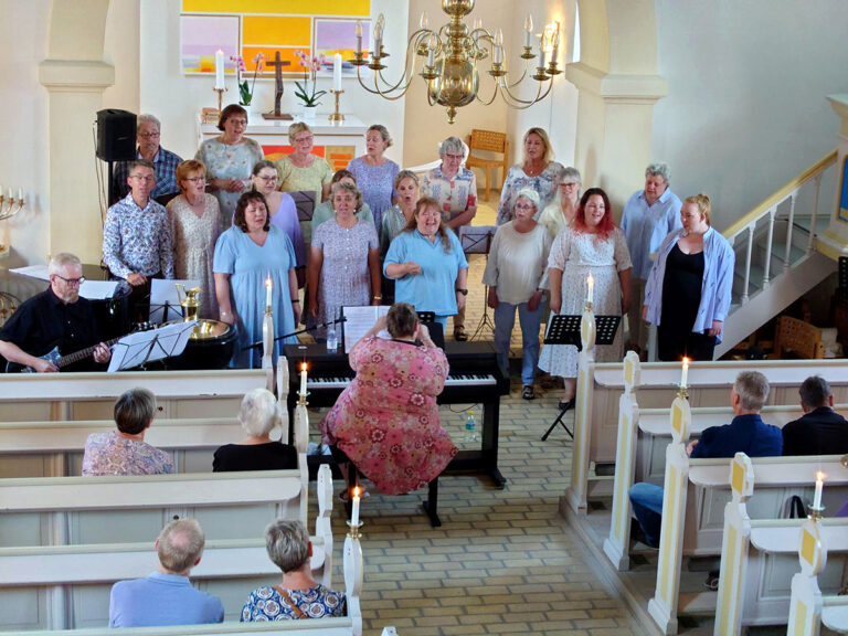 Østervrå Koret gav den hele armen i Østervrå Kirke