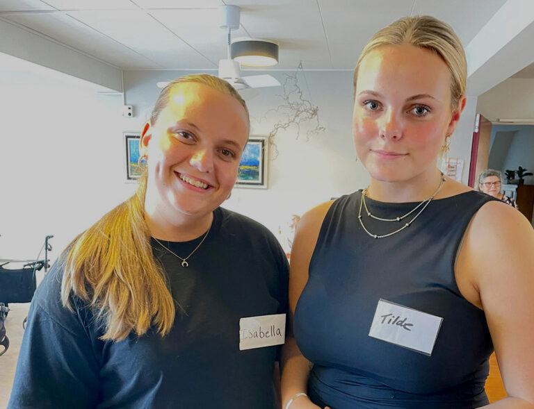 Isabella og Tilde arrangerede festlig bankoaften for beboere