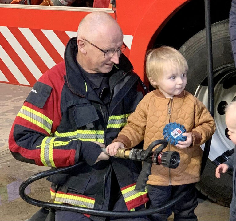Lykken er brandbil og vandpytter