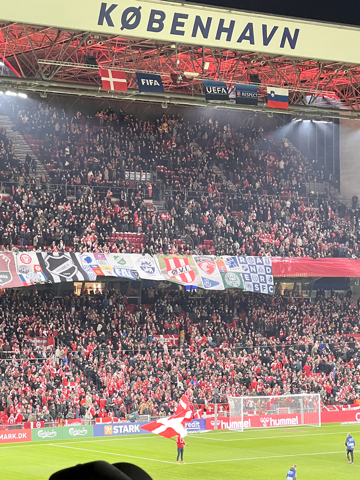 ØVIs logo på kæmpe banner i Parken ØVIs logo på kæmpe banner i Parken