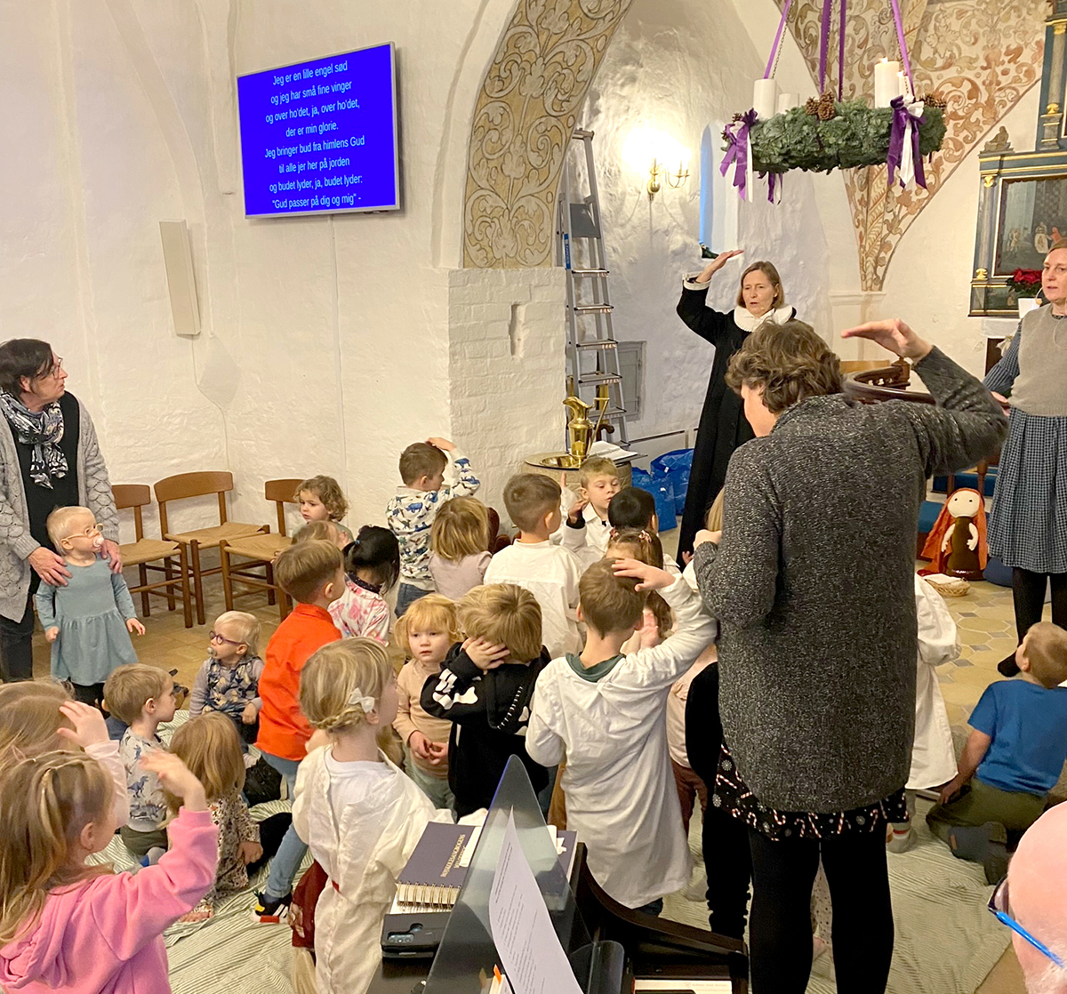 Dybvad og Hørby Børnehus i kirke i anledning af julen Dybvad og Hørby Børnehus i kirke i anledning af julen