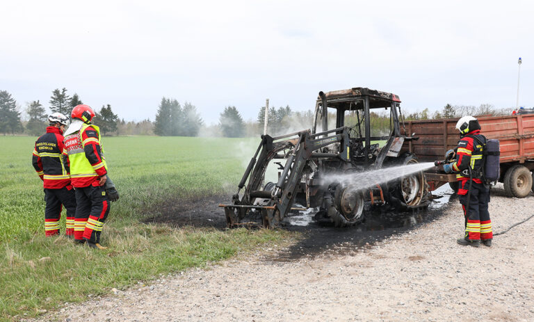 Traktor udbrændt på Voer Hedevej ved Flauenskjold