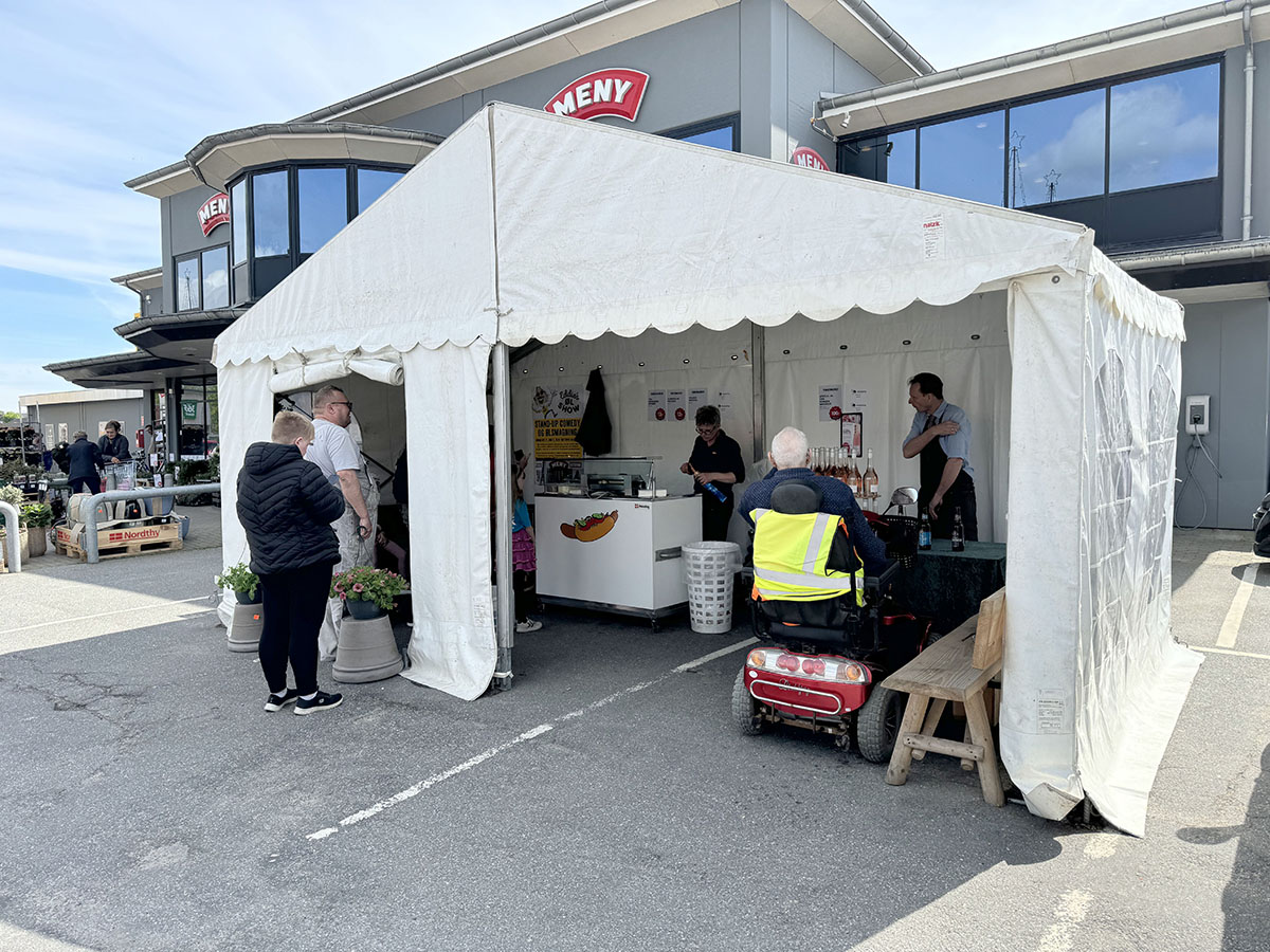 Markedsstemning på P-pladsen ved Meny i Østervrå Markedsstemning på P-pladsen ved Meny i Østervrå